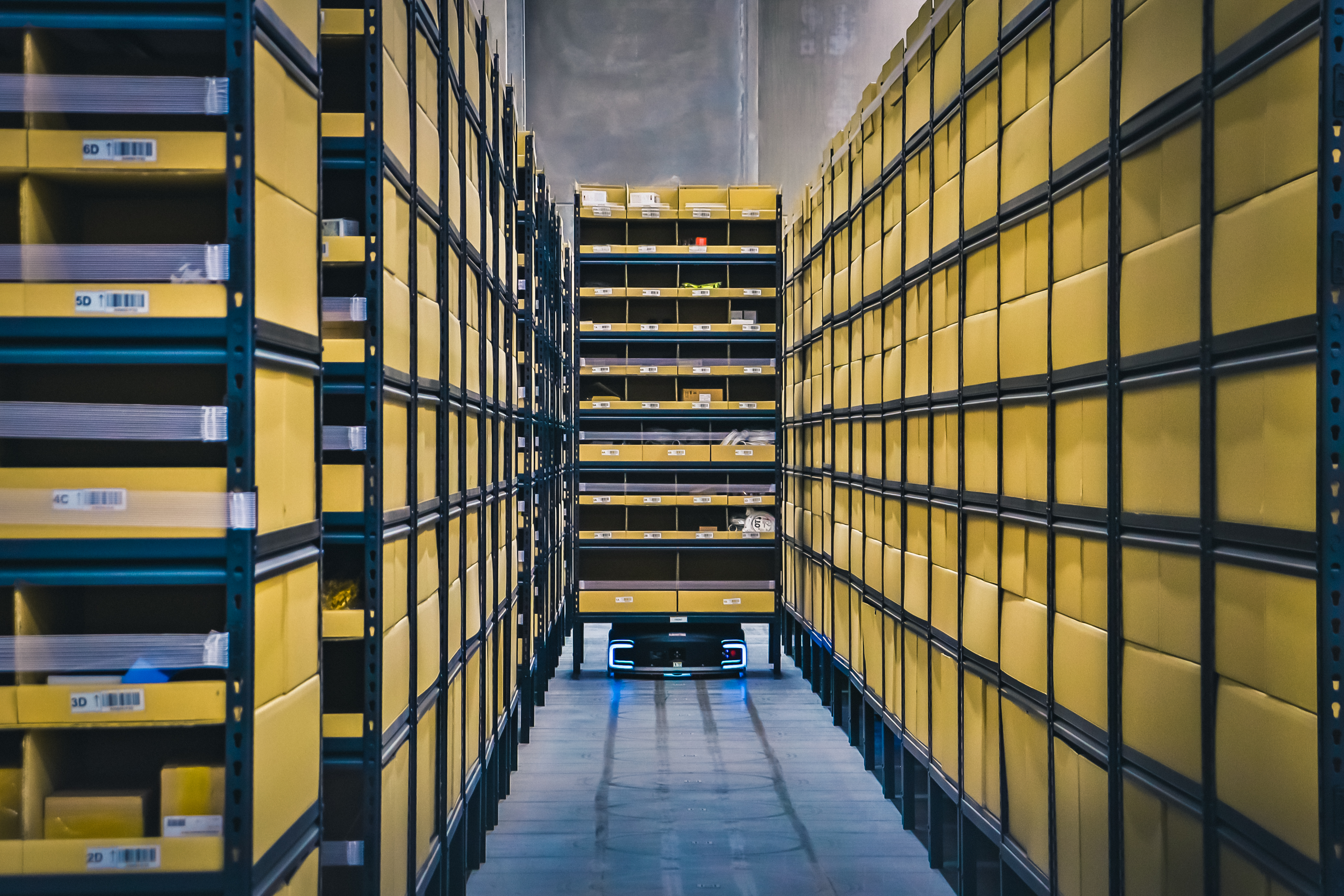 Robotický systém Shelf-to-Person pro významného distributora elektroinstalačního materiálu